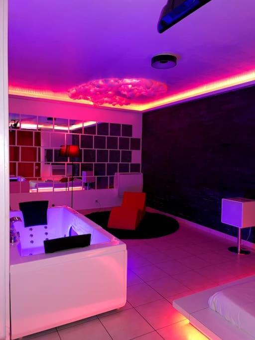 Jeu De Regards - Jacuzzi/Balneo Courcouronnes Exterior photo